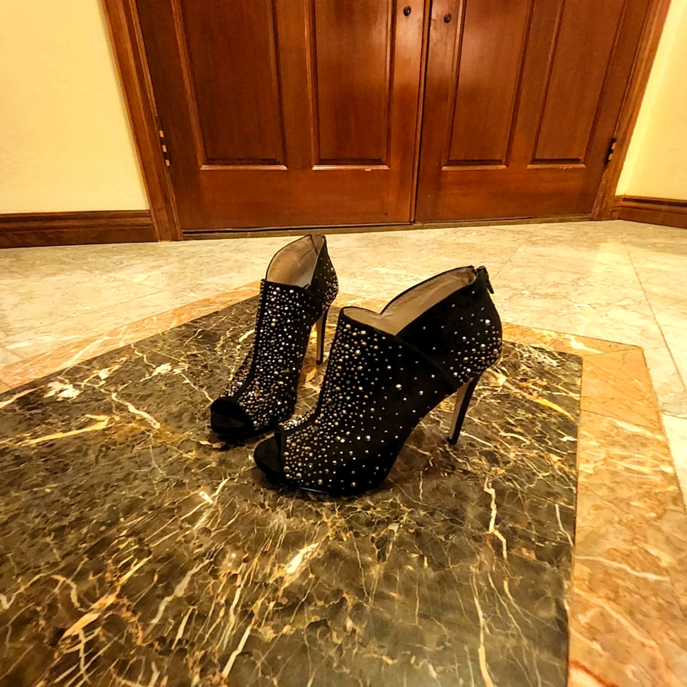 I.N.C Internacional Concepts SZ 8 peep toe suede stud detail bootie